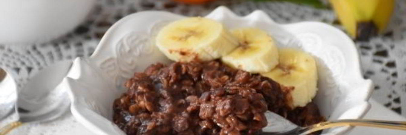 Шоколадная овсяная каша с бананом