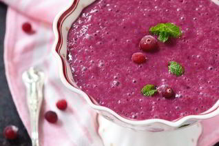 Взбитая овсяная каша с ягодами