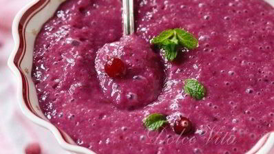 взбитая овсяная каша с ягодами