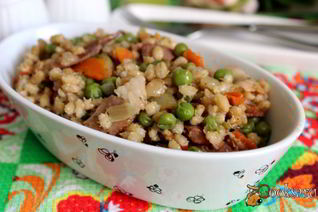 Перловая каша с беконом и зеленым горошком