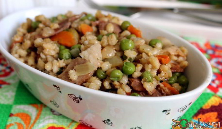 Рецепт перловой каши с беконом и зеленым горошком
