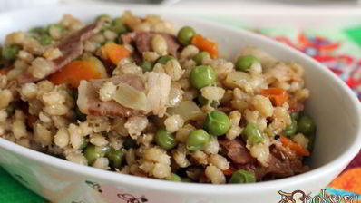перловая каша с беконом и зеленым горошком