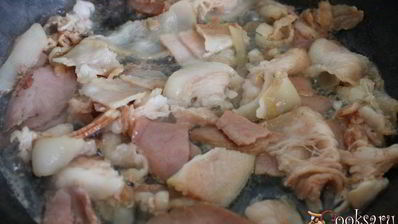 перловая каша с беконом и зеленым горошком