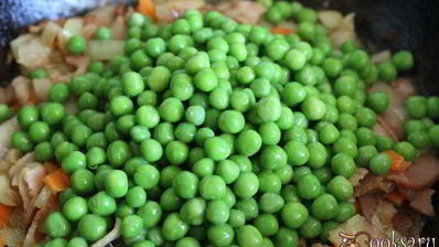 перловая каша с беконом и зеленым горошком