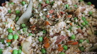 перловая каша с беконом и зеленым горошком