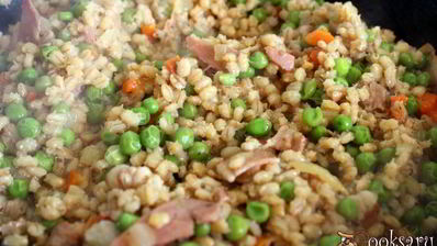 перловая каша с беконом и зеленым горошком