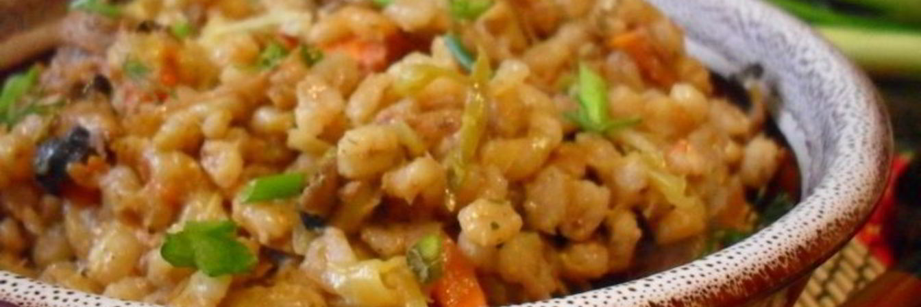 Перловая каша с тушенкой, овощами и шампиньонами