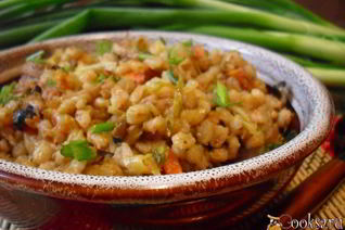 Перловая каша с тушенкой, овощами и шампиньонами