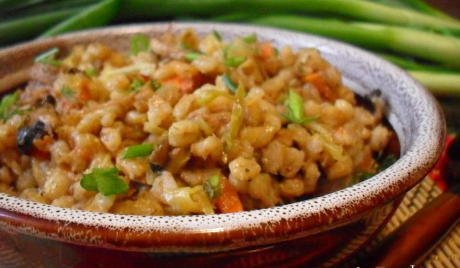 Рецепт перловой каши с тушенкой, овощами и шампиньонами