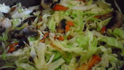 перловая каша с тушенкой, овощами и шампиньонами