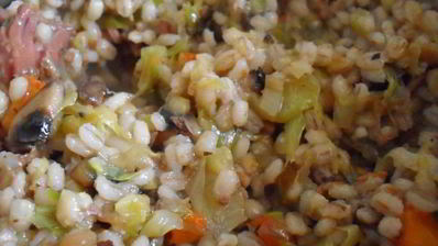 перловая каша с тушенкой, овощами и шампиньонами