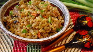 перловая каша с тушенкой, овощами и шампиньонами