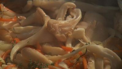 перловка с вешенками под соусом из шпината