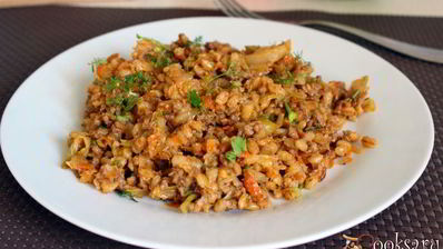 вкусная перловая каша с мясным фаршем и овощами