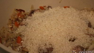 ароматная рисовая каша с мясом и капустой