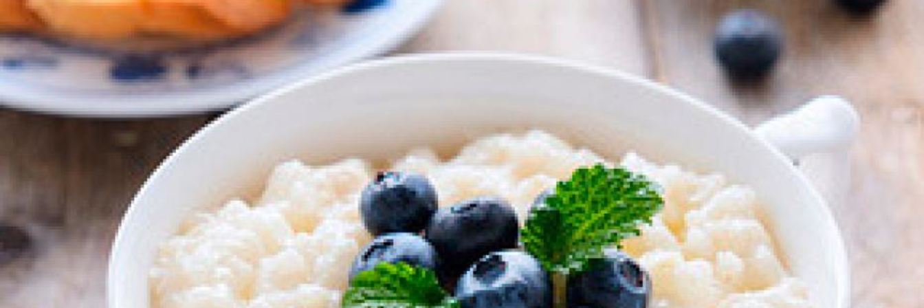 Молочная рисовая каша с черникой