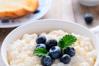 Молочная рисовая каша с черникой