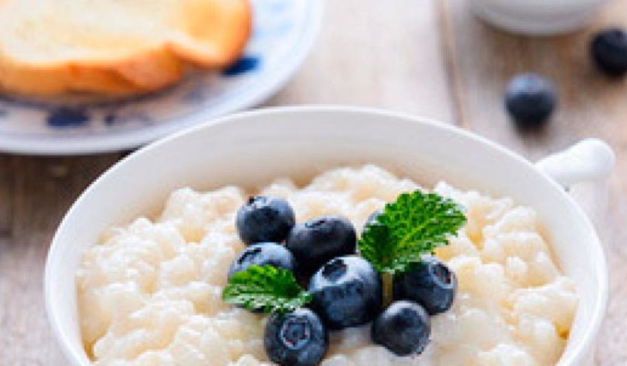 Рецепт молочной рисовой каши с черникой