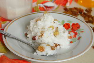 Рисовая каша на воде с изюмом