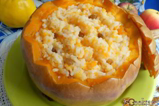 Рисовая каша с айвой в тыкве