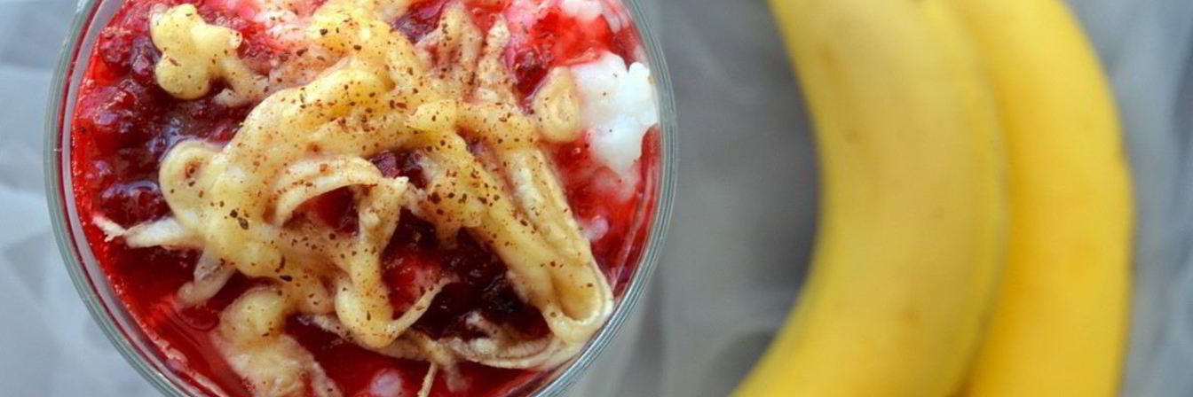 Рисовая каша с брусничным сиропом и бананом