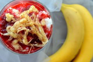 Рисовая каша с брусничным сиропом и бананом