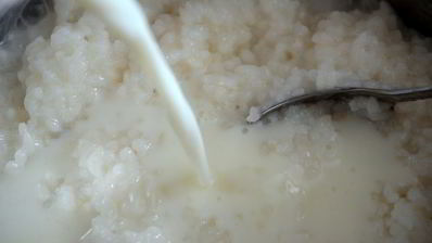 рисовая каша с брусничным сиропом и бананом