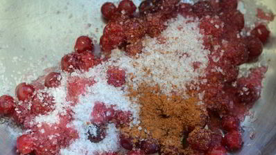 рисовая каша с брусничным сиропом и бананом