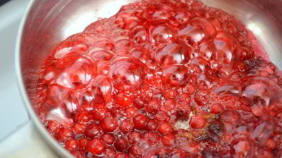 рисовая каша с брусничным сиропом и бананом