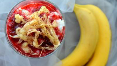 рисовая каша с брусничным сиропом и бананом