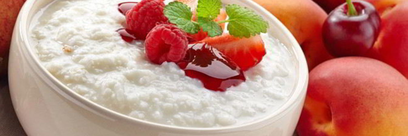 Рисовая каша с фруктами и вишневым джемом