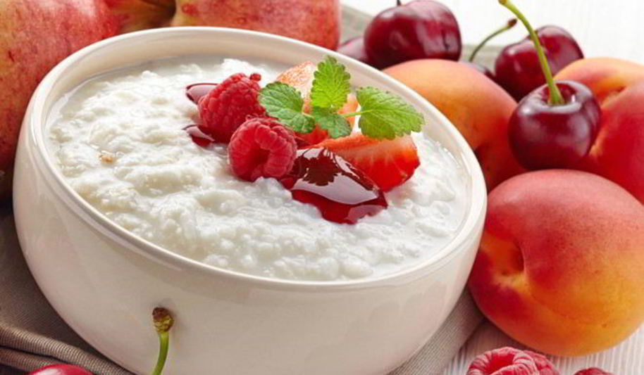 Рецепт рисовой каши с фруктами и вишневым джемом