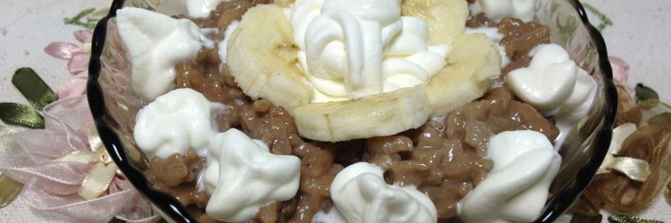 Рисовая каша с какао и взбитыми сливками