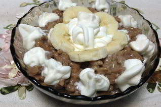 Рисовая каша с какао и взбитыми сливками