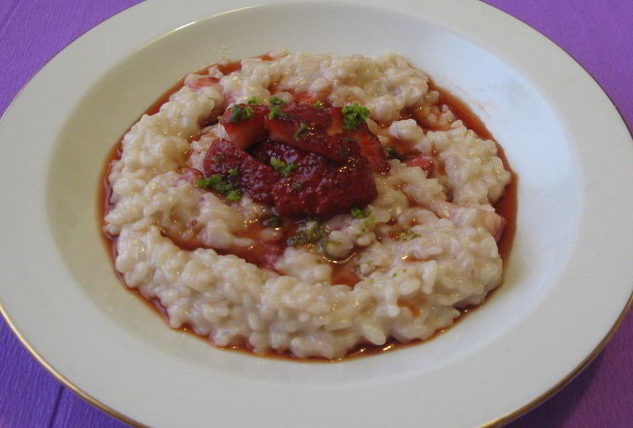 Рисовая каша с клубникой и кокосовым молоком