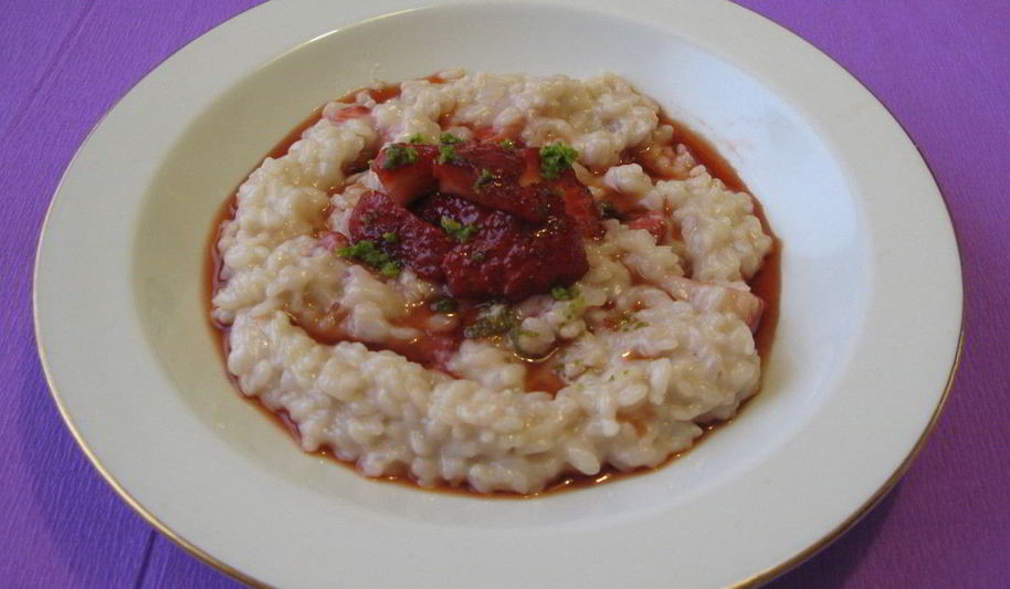 Рецепт рисовой каши с клубникой и кокосовым молоком