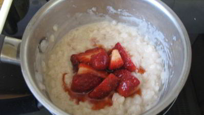 рисовая каша с клубникой и кокосовым молоком