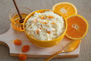 Рисовая каша с курагой и соком апельсина