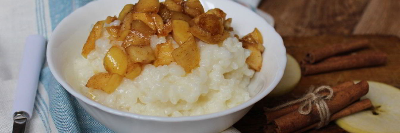 Рисовая каша с яблоками и корицей