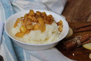 Рисовая каша с яблоками и корицей