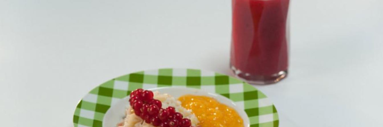 Рисовая каша с жареным яблоком и кремом из манго