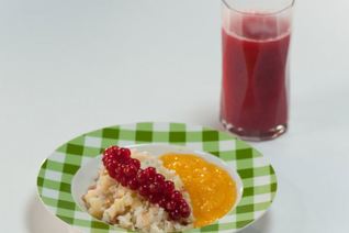 Рисовая каша с жареным яблоком и кремом из манго