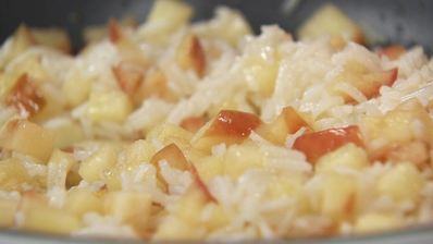 рисовая каша с жареным яблоком и кремом из манго