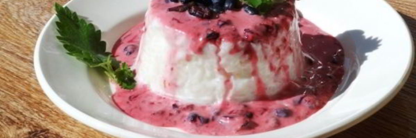 Рисовая каша с жимолостью