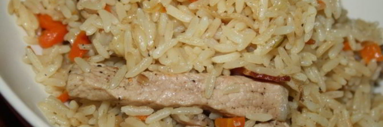 Сытная рисовая каша со свининой и беконом на топленом сливочном масле