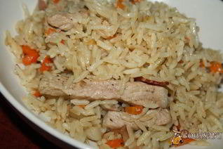 Сытная рисовая каша со свининой и беконом на топленом сливочном масле