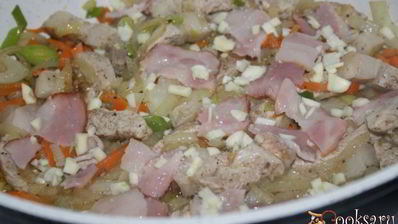 сытная рисовая каша со свининой и беконом на топленом сливочном масле