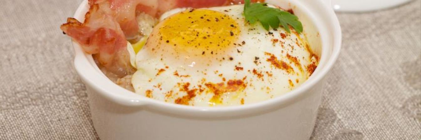 Сытная злаковая каша с яйцом и беконом