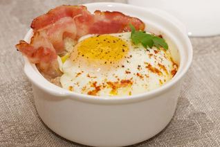 Сытная злаковая каша с яйцом и беконом