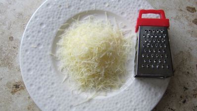 сытная злаковая каша с яйцом и беконом